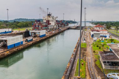 Gatun, Panama - 29 Mayıs 2016: konteyner gemisi Gatun kilitler ve Panama Kanalı bir parçası geçiyor.