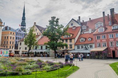 Riga, Letonya - 19 Ağustos 2016: Livu görünümü meydanda merkezi Riga, Letonya