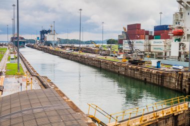 Gatun, Panama - 29 Mayıs 2016: Kargo gemileri Gatun kilitler ve Panama Kanalı bir parçası geçiyor.