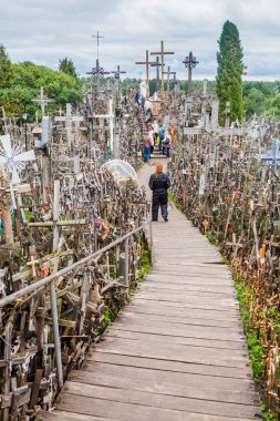 Siauliai, Litvanya - 18 Ağustos 2016: Hill, haçlar, hac sitesi Kuzey Litvanya'daki