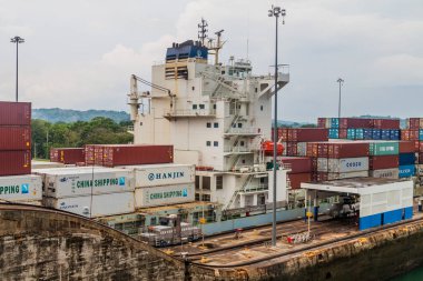Gatun, Panama - 29 Mayıs 2016: konteyner gemisi Gatun kilitler ve Panama Kanalı bir parçası geçiyor.