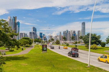 Panama City, Panama - 30 Mayıs 2016: Görünümü bir trafik Balboa avenue Panama City'deki ve modern gökdelenler.