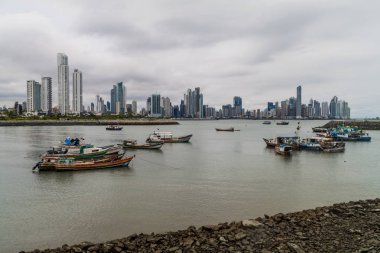 Panama City, Panama - 27 Mayıs 2016: Balıkçı tekneleri Port Panama City skyline ile