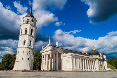 Katedral Basilica Of St Stanislaus ve St. Vladislav üzerinde Katedral Meydanı ile onun Belfry Vilnius, Litvanya.