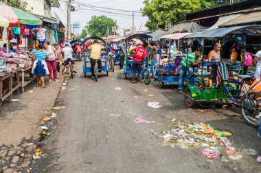 Leon, Nikaragua - 25 Nisan 2016: Mercado la Terminal Market Leon, Nikaragua Bisiklet taksiler