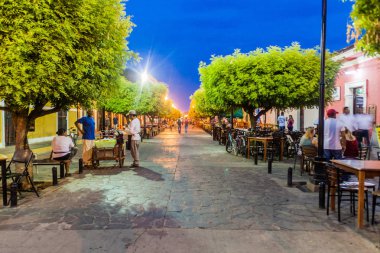 Granada, Nikaragua - 27 Nisan 2016: Yaya cadde Calle La Calzada Granada, Nikaragua gece görünümü