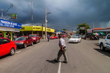 Cariari şehirde bir ana yol üzerinde bir trafik Cariari, Kosta Rika - 14 Mayıs 2016: görünüm.