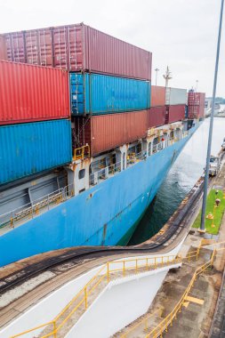 Konteyner gemisi Gatun kilitler ve Panama Kanalı bir parçası geçiyor