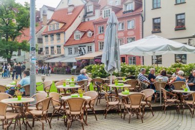 Riga, Letonya - 19 Ağustos 2016: Livu görünümü meydanda merkezi Riga, Letonya
