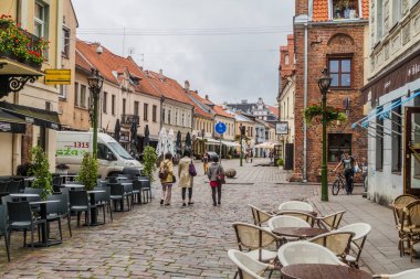 Kaunas, Litvanya - 17 Ağustos 2016: İnsanlar yürüyüş boyunca Vilniaus gatve sokak Kaunas, Litvanya.