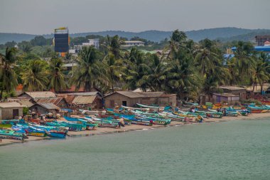 Trincomalee, Sri Lanka - 23 Temmuz 2016: tekne deniz kıyısında Trincomalee, Sri Lanka