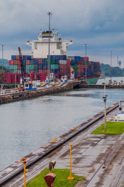 Gatun kilitler ve Panama Kanalı parçası ile konteyner gemisi geçer.