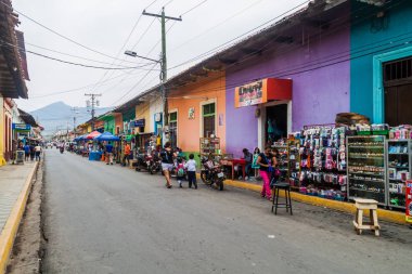 Granada, Nikaragua - 28 Nisan 2016: Pazar tezgahları Granada, Nikaragua renkli bir sokak görünümünü