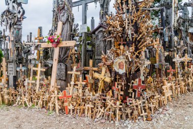 Siauliai, Litvanya - 18 Ağustos 2016: Hill, haçlar, hac sitesi Kuzey Litvanya'daki kesişsin detayını