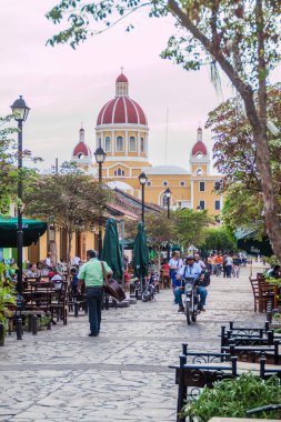 Granada, Nikaragua - 27 Nisan 2016: Yaya cadde Calle La Calzada Granada, Nikaragua. Cathderal içinde belgili tanımlık geçmiş.