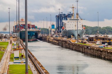 Gatun, Panama - 29 Mayıs 2016: Kargo gemileri Gatun kilitler ve Panama Kanalı bir parçası geçiyor.