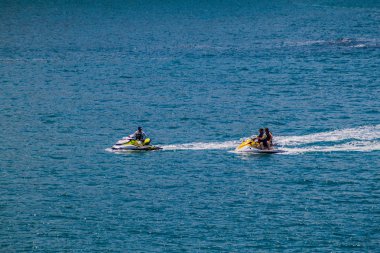 Manuel Antonio, Kosta Rika - 13 Mayıs 2016: Jet ski biniciler içinde Milli Parkı Manuel Antonio, Kosta Rika
