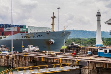 Gatun, Panama - 29 Mayıs 2016: Gatun kilitler, Panama Kanalı bir parçası üzerinden konteyner gemisi geçer.