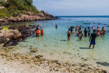 Güvercin Adası, Sri Lanka - 25 Temmuz 2016: insanlar şnorkel Sri Lanka Nilaveli köyü yakınındaki bir mercan kayalığı Güvercin Adası Milli Parkı'nda üzerinde.