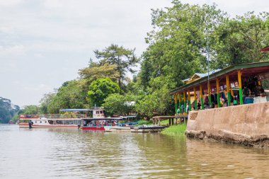 Boca De Sabalos, Nikaragua - 7 Mayıs 2016: San Juan Nehri, Nikaragua, Boca de Sabalos köyünde bir iskelede tekneler