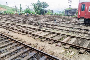 Nanu Oya, Sri Lanka - 17 Temmuz 2016: işçiler bir tren istasyonunda Nanu Oya Köyü, Sri Lanka
