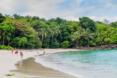 Manuel Antonio, Kosta Rika - 13 Mayıs 2016: turist bir plajda içinde Milli Parkı Manuel Antonio, Kosta Rika