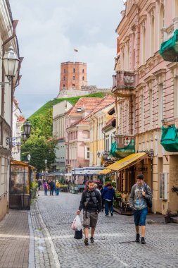 Vilnius, Litvanya - 15 Ağustos 2016: dar Arnavut kaldırımlı sokak ve şafak Kulesi (Gedimino), Vilnius, Litvanya, üst Vilnius Castle karmaşık parçası.