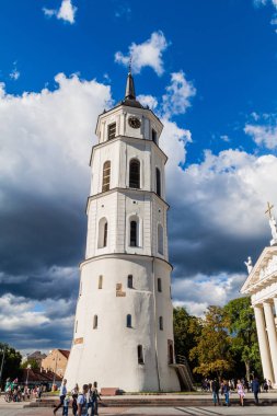 Vilnius, Litvanya - 15 Ağustos 2016: Belfry katedral Bazilikası St Stanislaus ve St. Vladislav Katedral Meydanı Vilnius, Litvanya.