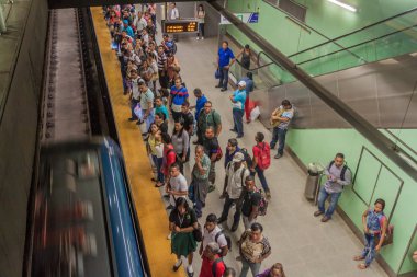 Panama City, Panama - 27 Mayıs 2016: Panama City 5 de Mayo istasyonunda metro bir tren için bekleyenler