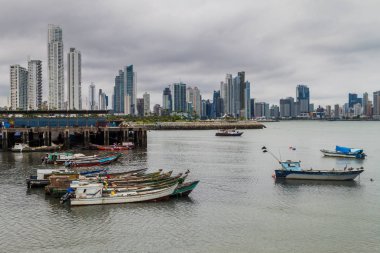 Panama City, Panama - 27 Mayıs 2016: Balıkçı tekneleri Port Panama City skyline ile