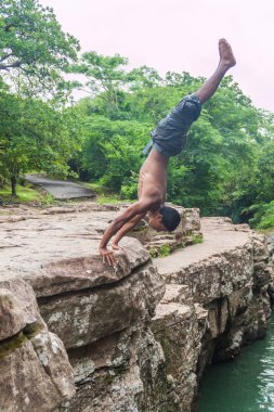 Gualaca, Panama - 23 Mayıs 2016: Los Cangilones de Gualaca - Panama mini vadide bir su yerel erkek atlar