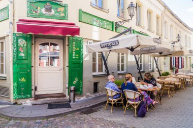 Vilnius, Litvanya - 15 Ağustos 2016: Street Cafe eski şehir Vilnius, Litvanya.