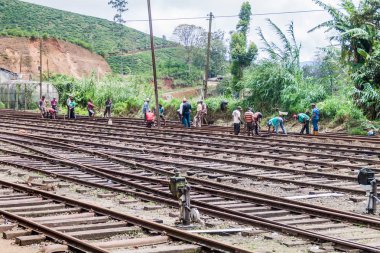 Nanu Oya, Sri Lanka - 17 Temmuz 2016: işçiler bir tren istasyonunda Nanu Oya Köyü, Sri Lanka