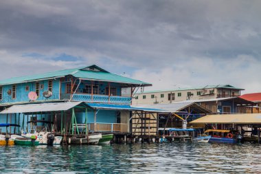 Bocas Del Toro, Panama - 21 Mayıs 2016: Bocas del Toro şehir sahil binalarda görünümünü.