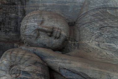 Antik kentin Polonnaruwa, Sri Lanka Gal Vihara kaya Tapınağı'nda yatan Buda heykeli
