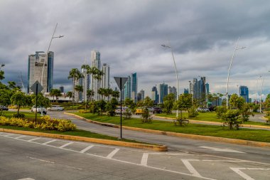 Panama City, Panama - 27 Mayıs 2016: Karayolu kesişimi Panama City skyline ile