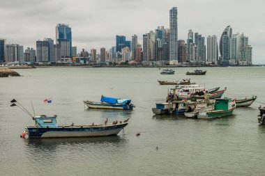 Panama City, Panama - 27 Mayıs 2016: Balıkçı tekneleri Port Panama City skyline ile