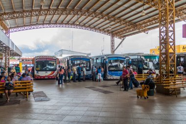 Otobüs Cariari şehirde otobüs istasyonunda görünümünü Cariari, Kosta Rika - 14 Mayıs 2016:.