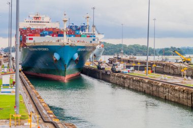 Gatun, Panama - 29 Mayıs 2016: Kargo gemileri Gatun kilitler ve Panama Kanalı bir parçası geçiyor.