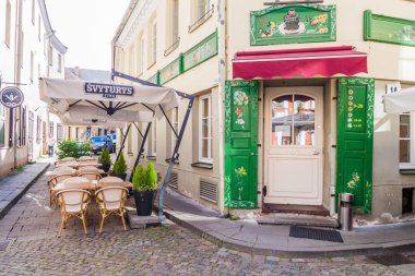 Vilnius, Litvanya - 15 Ağustos 2016: Dar sokaklar eski şehir Vilnius, Litvanya.