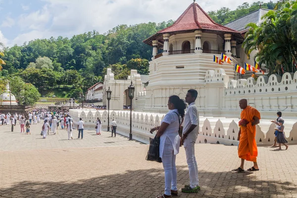 Kandy, Sri Lanka - 19 Temmuz 2016: Beyaz giysili Budist adanmışlar semih (dolunay) tatil sırasında kutsal Tooth Relic Tapınağı ziyaret.
