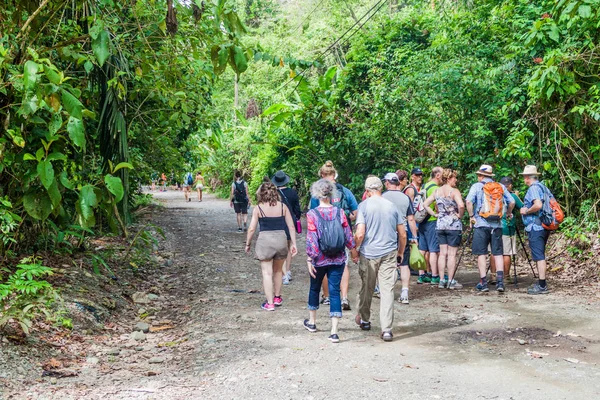 Manuel Antonio, Kosta Rika - 13 Mayıs 2016: kalabalık bir turist olarak Milli Parkı Manuel Antonio, Kosta Rika