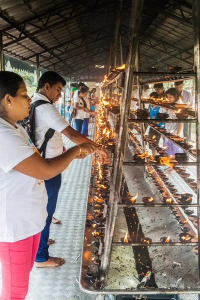 Kandy Sri Lanka July 2016 White Clothed Buddhist Devotees Light — Stock Photo, Image