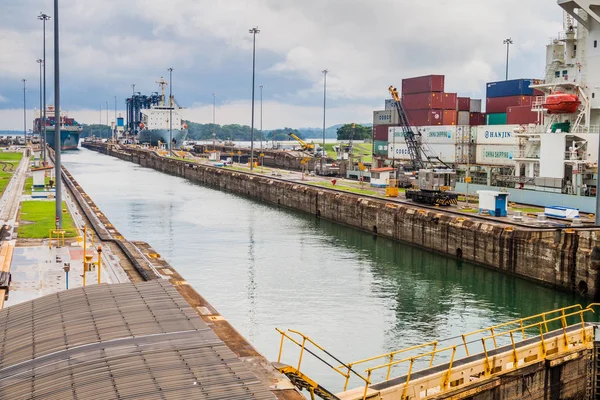 Gatun, Panama - 29 Mayıs 2016: Kargo gemileri Gatun kilitler ve Panama Kanalı bir parçası geçiyor.
