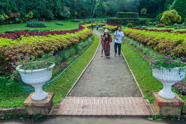 Kandy Sri Lanka Juli 2016 Besucher Besuchen Den Wunderschönen Königlichen — Stockfoto