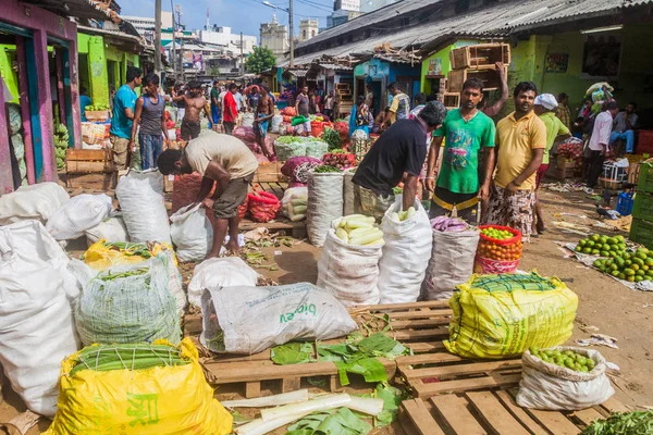 Colombo, Sri Lanka - 26 Temmuz 2016: alışveriş ve satıcılar Manning Market Colombo, Sri Lanka
