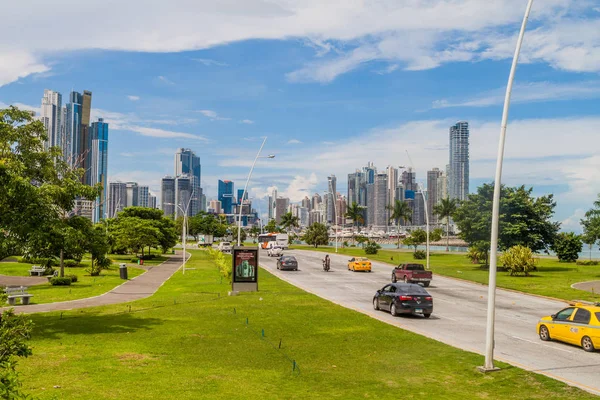 Panama City, Panama - 30 Mayıs 2016: Görünümü bir trafik Balboa avenue Panama City'deki ve modern gökdelenler.
