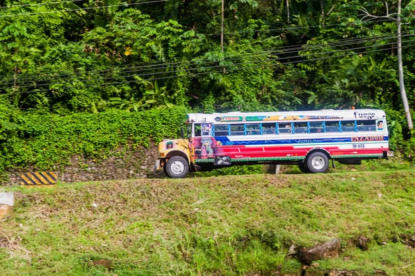 Portobelo Panamá Mayo 2016 Colorido Autobús Pollo Antiguo Autobús Escolar — Foto de Stock