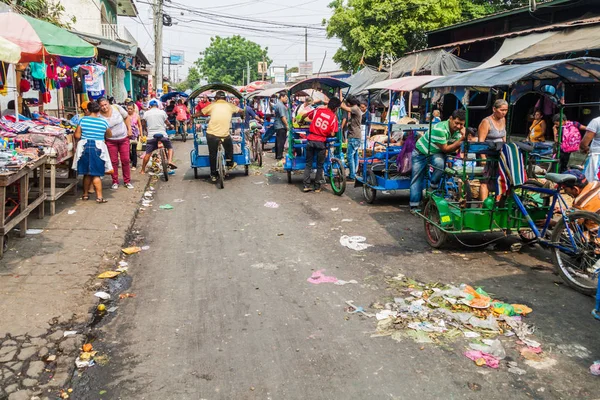 Leon, Nikaragua - 25 Nisan 2016: Mercado la Terminal Market Leon, Nikaragua Bisiklet taksiler