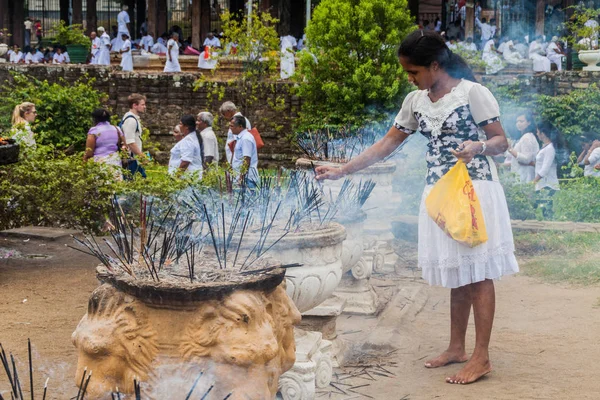 Kandy Sri Lanka Julho 2016 Devoto Budista Vestido Branco Ilumina — Fotografia de Stock